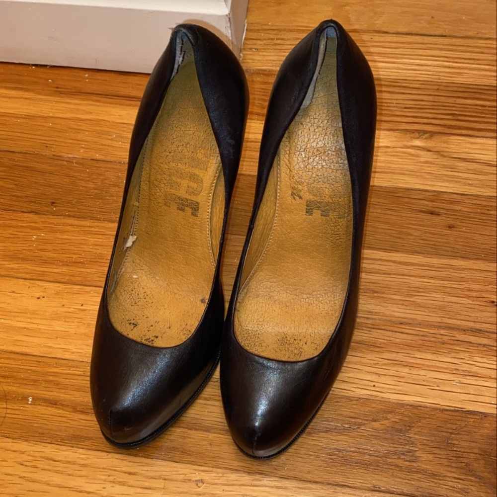 Black high heel pumps